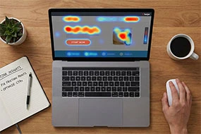 notebook sobre un escritorio que muestra en la pantallas un mapa de calor con las zonas con las que más interactúan los usuarios